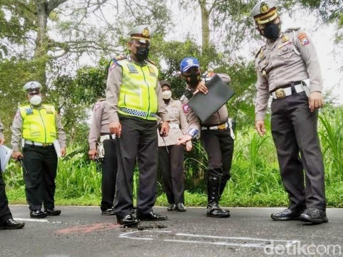 pikap terbalik di bondowoso