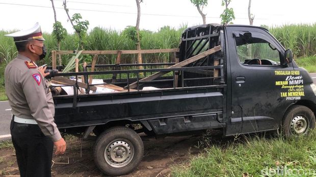 pikap terbalik di bondowoso