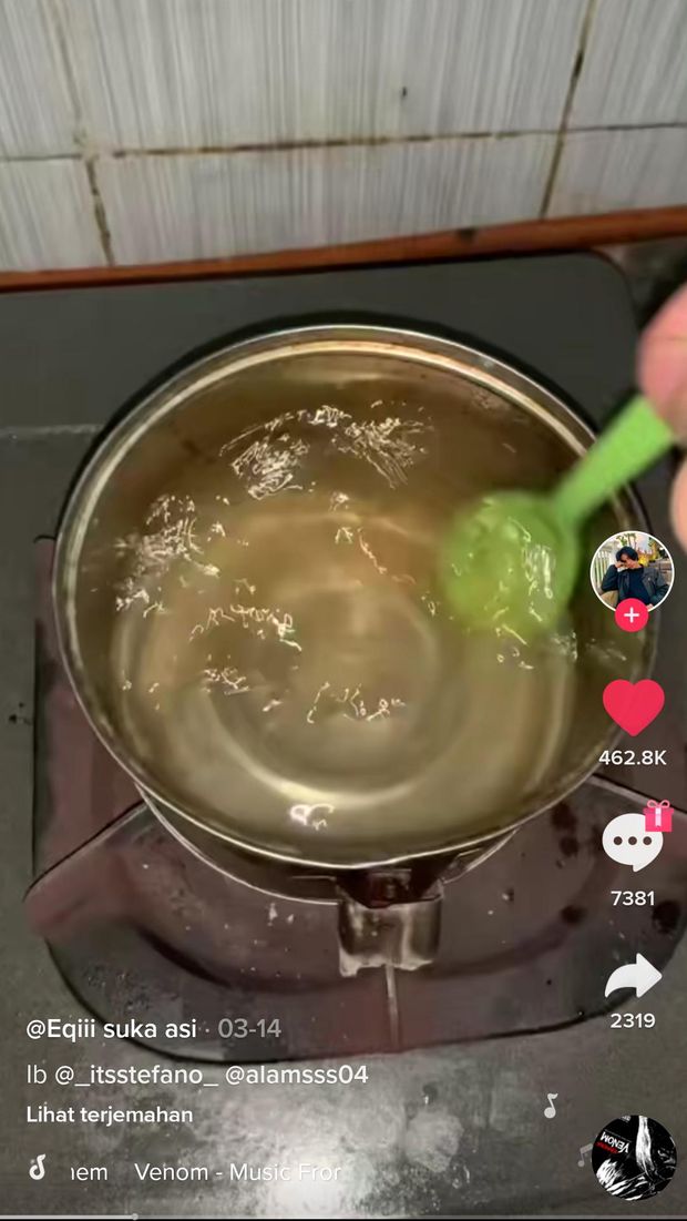 Pria Ini Makan Nasi Pakai Kuah Kaldu Bubuk
