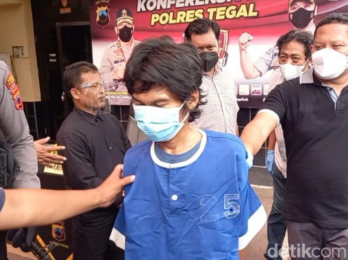 Pria tersangka mutilasi wanita saat dihadirkan dalam jumpa pers di Polres Tegal, Selasa (22/3/2022).