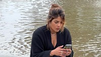 Di sela-sela kesibukannya, Priyanka Chopra terlihat tak pernah jauh dari ponsel. (Foto: dok. Instagram @jc.babin)