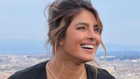 Dengan makeup yang sederhana dan natural, pesona kecantikan Priyanka Chopra tetap terpancar. (Foto: dok. Instagram @jc.babin) 