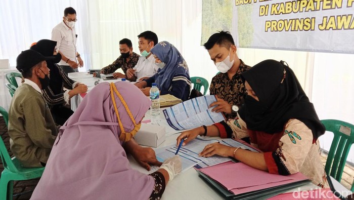Proses pembayaran uang ganti rugi lahan terdampak pembangunan Bendungan Bener, Purworejo, Selasa (22/3/2022).