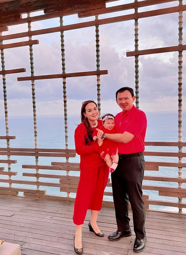 Kompak berfoto bersama suami dan anaknya menggunakan pakaian serba merah, keluarga Puput tampak harmonis dan bahagia. Foto: Instagram/@btpnd