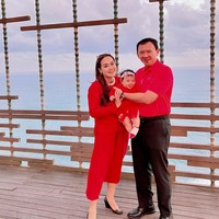 Kompak berfoto bersama suami dan anaknya menggunakan pakaian serba merah, keluarga Puput tampak harmonis dan bahagia. Foto: Instagram/@btpnd