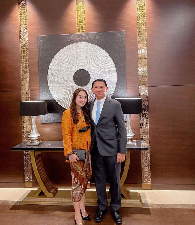 Tentu saja diet yang dijalani oleh Puput bukanlah diet sembarangan mengingat dirinya masih harus menyusui anak-anaknya. Dengan tekad yang kuat, Puput pun akhirnya berhasil memangkas bobot tubuhnya. Bersanding di sebelah Ahok, penampilan Puput masih terlihat bak ABG. Foto: Instagram/@btpnd