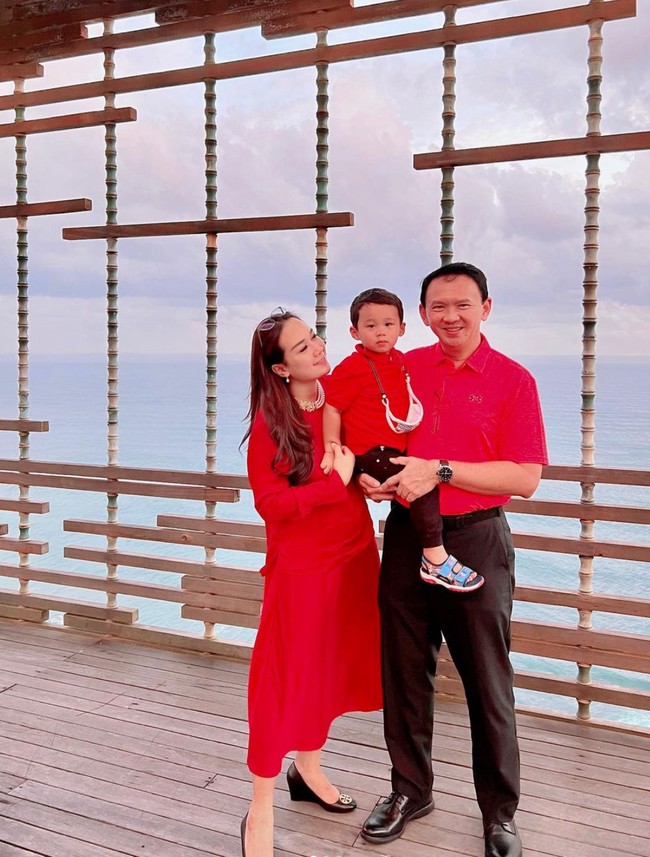 Dalam foto, Puput tampak mengenakan setelan rok panjang berwarna merah. Rambut panjangnya pun dibiarkan terurai. Penampilannya itu dilengkapi dengan sepatu berwarna hitam. Foto: Instagram/@btpnd