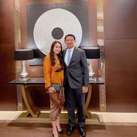 Tentu saja diet yang dijalani oleh Puput bukanlah diet sembarangan mengingat dirinya masih harus menyusui anak-anaknya. Dengan tekad yang kuat, Puput pun akhirnya berhasil memangkas bobot tubuhnya. Bersanding di sebelah Ahok, penampilan Puput masih terlihat bak ABG. Foto: Instagram/@btpnd