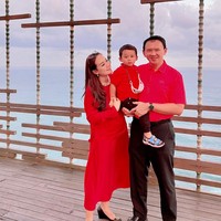 Dalam foto, Puput tampak mengenakan setelan rok panjang berwarna merah. Rambut panjangnya pun dibiarkan terurai. Penampilannya itu dilengkapi dengan sepatu berwarna hitam. Foto: Instagram/@btpnd