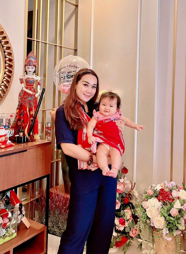 Puput memang diketahui mengalami peningkatan berat badan usai melahirkan anak keduanya. Berkat diet sehat, tubuhnya pun kini jadi semakin langsing dan penampilannya kian mempesona. Foto: Instagram/@btpnd