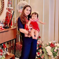 Puput memang diketahui mengalami peningkatan berat badan usai melahirkan anak keduanya. Berkat diet sehat, tubuhnya pun kini jadi semakin langsing dan penampilannya kian mempesona. Foto: Instagram/@btpnd