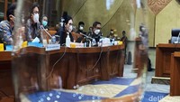 Di awal rapat, beberapa anggota Komisi IX DPR mengeluhkan materi yang dibawa pihak Kemenkes.