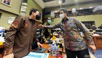 Karena adanya keluhan tersebut, para anggota Komisi IX DPR sepakat memberikan waktu Menkes untuk melakukan perubahan. 