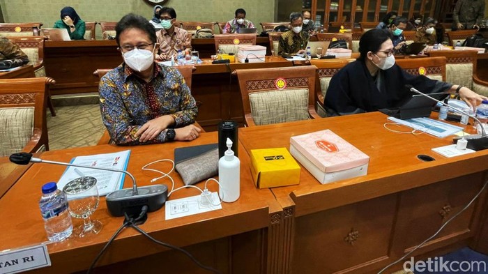 Rapat Menkes dan Komisi IX DPR Komisi IX DPR RI menggelar rapat dengan Menteri Kesehatan Budi Gunadi Saidikin, di ruang rapat Komisi IX DPR RI, Kompleks Parlemen Senayan, Jakarta, Selasa (21/03/2022). Dalam rapat tersebut, Menteri Kesehatan Budi Gunari Sarikin disemprot dan rapat pun diskors akibat materi rapat tidak lengkap dan detail.
