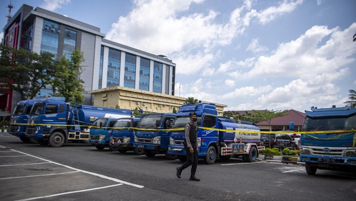 Ratusan Ton Solar Oplosan Diamankan Polisi di Sumsel Petugas menyusun barang bukti solar oplosan saat ungkap kasus tindak pidana migas di Polda Sumatera Selatan, Palembang, Selasa (22/3/2022). Polda Sumatera Selatan bersama BPH Migas mengamankan barang bukti Bahan Bakar Minyak (BBM) solar oplosan sebanyak 108 ton, enam truk tangki pengangkut solar Industri dan barang bukti lainnya serta menangkap enam orang tersangka yang merupakan pekerja yang melakukan pengoplosan solar industri dicampur minyak mentah ilegal. ANTARA FOTO/Nova Wahyudi/foc.