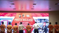 Tersangka dihadirkan saat ungkap kasus tindak pidana migas di Polda Sumatera Selatan, Palembang.