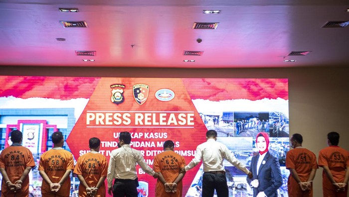 Ratusan Ton Solar Oplosan Diamankan Polisi di Sumsel Petugas menyusun barang bukti solar oplosan saat ungkap kasus tindak pidana migas di Polda Sumatera Selatan, Palembang, Selasa (22/3/2022). Polda Sumatera Selatan bersama BPH Migas mengamankan barang bukti Bahan Bakar Minyak (BBM) solar oplosan sebanyak 108 ton, enam truk tangki pengangkut solar Industri dan barang bukti lainnya serta menangkap enam orang tersangka yang merupakan pekerja yang melakukan pengoplosan solar industri dicampur minyak mentah ilegal. ANTARA FOTO/Nova Wahyudi/foc.