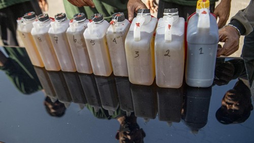 Petugas menyusun barang bukti solar oplosan saat ungkap kasus tindak pidana migas di Polda Sumatera Selatan, Palembang, Selasa (22/3/2022). Polda Sumatera Selatan bersama BPH Migas mengamankan barang bukti Bahan Bakar Minyak (BBM) solar oplosan sebanyak 108 ton, enam truk tangki pengangkut solar Industri dan barang bukti lainnya serta  menangkap enam orang tersangka yang merupakan pekerja yang melakukan pengoplosan solar industri dicampur minyak mentah ilegal. ANTARA FOTO/Nova Wahyudi/foc.