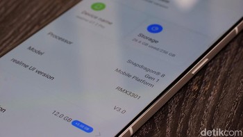 Untuk sektor dapur pacunya, Realme GT 2 Pro menggunakan prosesor Snapdragon 8 Gen 1 5G Processor yang dipadukan dengan Stainless Steel Vapor Cooling Max untuk memberikan performa cepat yang konsisten walaupun ponsel sedang dipakai multitasking oleh pengguna. Foto: Adi Fida Rahman/detikINET