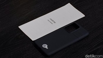 Ada softcase dan buku petunjuk. Foto: Adi Fida Rahman/detikINET