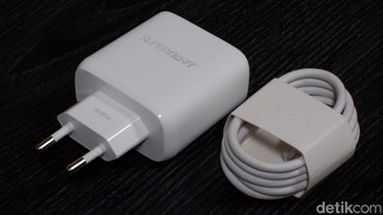 Diberikan charger 65W. Foto: Adi Fida Rahman/detikINET
