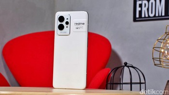 Bodi GT 2 Pro dibuat memakai bio based polymer yang diklaim ramah lingkungan. Lalu, bekerja sama dengan Naoto Fukasawa, GT 2 Pro membawa Paper Tech Master Design yang sejalan dengan visi sustainable dan terinspirasi dari The Future in Paper sebagai inti desainnya. Foto: Adi Fida Rahman/detikINET