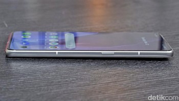 Bagian kanan terdapat tombol power, di kiri ada pengaturan volume. Foto: Adi Fida Rahman/detikINET