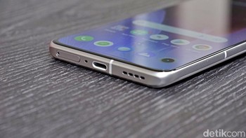 Bagian bawahnya terdapat port USB Type C, speaker dan SIM Card tray.  Foto: Adi Fida Rahman/detikINET