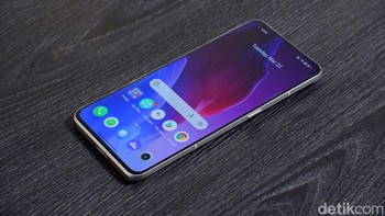 Layarnya 6,7 inch dengan resolusi Quad HD+ alias 2K, 10bit colors dan mendukung HDR10+. Lantaran menggunakan layar AMOLED LTPO, membuat refresh ratenya dinamis 1-120Hz. Foto: Adi Fida Rahman/detikINET Foto: Adi Fida Rahman/detikINET