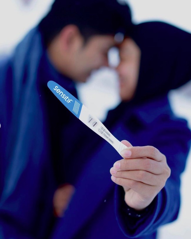 ALHAMDULILLAH.. Allah titipin bayi di badan saya. gak perlu umpet-umpetan lagi deh. Akhirnya si bayi go public juga😀💙 Mohon doanya ya temen-temen semua/ semoga diberi kesehatan untuk kami, ungkap Ricis di Instagramnya, Selasa (22/3/2022). Foto: dok. Instagram/@riaricis1795