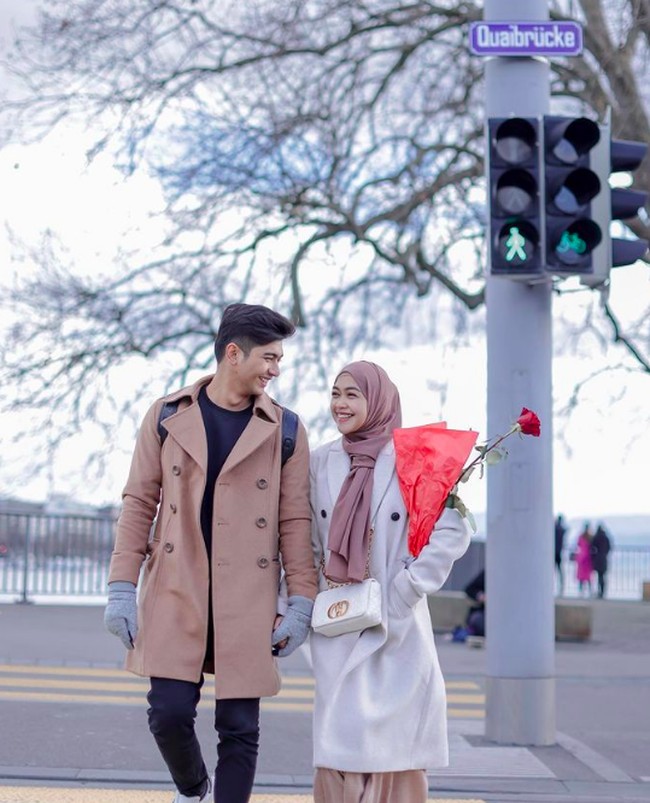 Gosip Ria Ricis hamil bukan isapan jempol belaka. Meski baby bump-nya sempat ditutupi, kini Ria Ricis mengakui kehamilannya. Foto: dok. Instagram/@riaricis1795