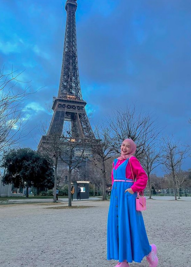 Ricis pun memilih untuk menggunakan dress panjang dengan potongan yang longgar seperti bajunya ini. Foto: dok. Instagram/@riaricis1795