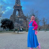 Ricis pun memilih untuk menggunakan dress panjang dengan potongan yang longgar seperti bajunya ini. Foto: dok. Instagram/@riaricis1795