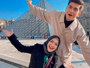 Aksi Oki Setiana Dewi Tolak Salaman dengan Suami Ria Ricis Jadi Sorotan