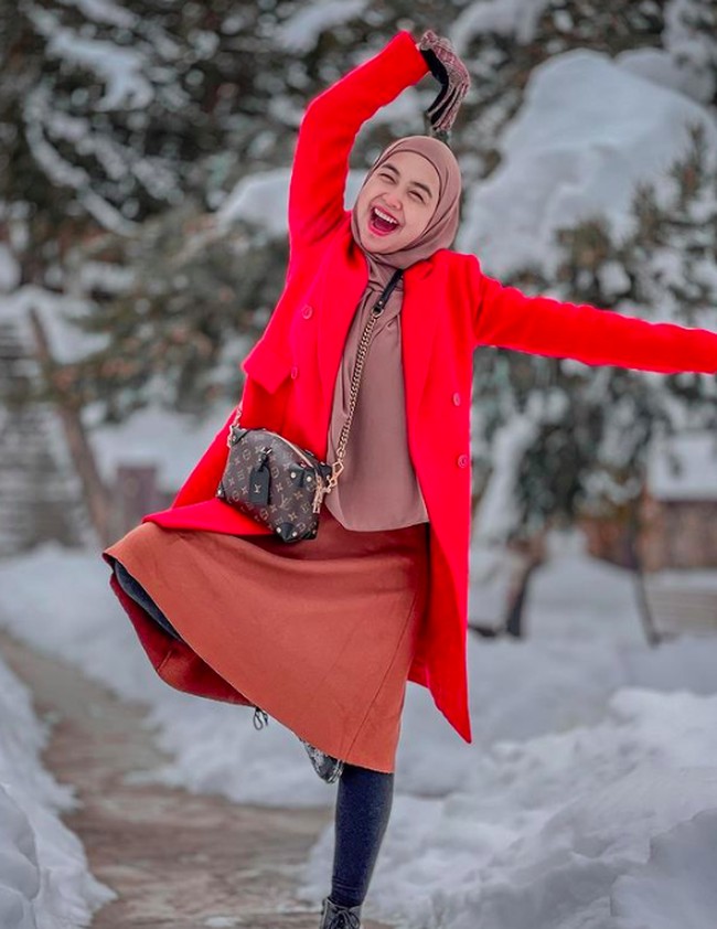 Meski tengah hamil muda, namun Ria Ricis tetap seperti biasanya. Dari pose-posenya Ricis tetap terlihat aktif. Foto: dok. Instagram/@riaricis1795