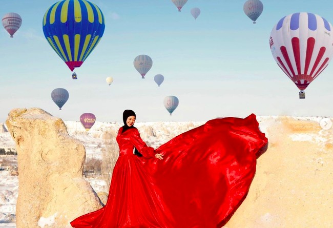 Setelah dari Paris, Ricis dan Ryan melanjutkan liburan mereka ke Turki. Adik dari Oki Setiana Dewi itu melakukan pemotretan di Cappadocia. Foto: dok. Instagram/@riaricis1795