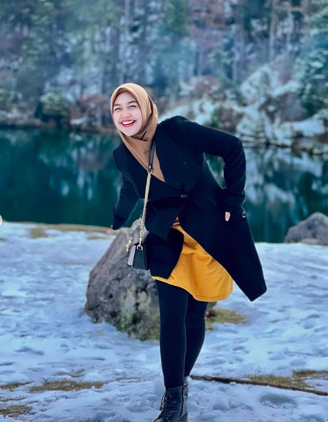 Saat menghadiri acara fashion show di Paris bersama brand skincare Scarlett Whitening, Youtuber 26 tahun itu lebih sering menggunakan coat yang menutupi perut hemilnya. Foto: dok. Instagram/@riaricis1795