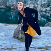 Saat menghadiri acara fashion show di Paris bersama brand skincare Scarlett Whitening, Youtuber 26 tahun itu lebih sering menggunakan coat yang menutupi perut hemilnya. Foto: dok. Instagram/@riaricis1795