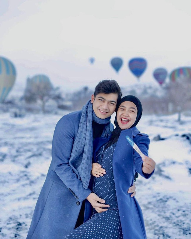 Setelah menikah Ricis dan Ryan juga sempat berlibur bersama dan selalu terlihat mesra. Dari pernikahannya itu pun keduanya diketahui telah dikaruniai seorang putri bernama Moana. Foto: Instagram @riaricis1795 @fdphotography90