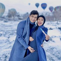 Setelah menikah Ricis dan Ryan juga sempat berlibur bersama dan selalu terlihat mesra. Dari pernikahannya itu pun keduanya diketahui telah dikaruniai seorang putri bernama Moana. Foto: Instagram @riaricis1795 @fdphotography90