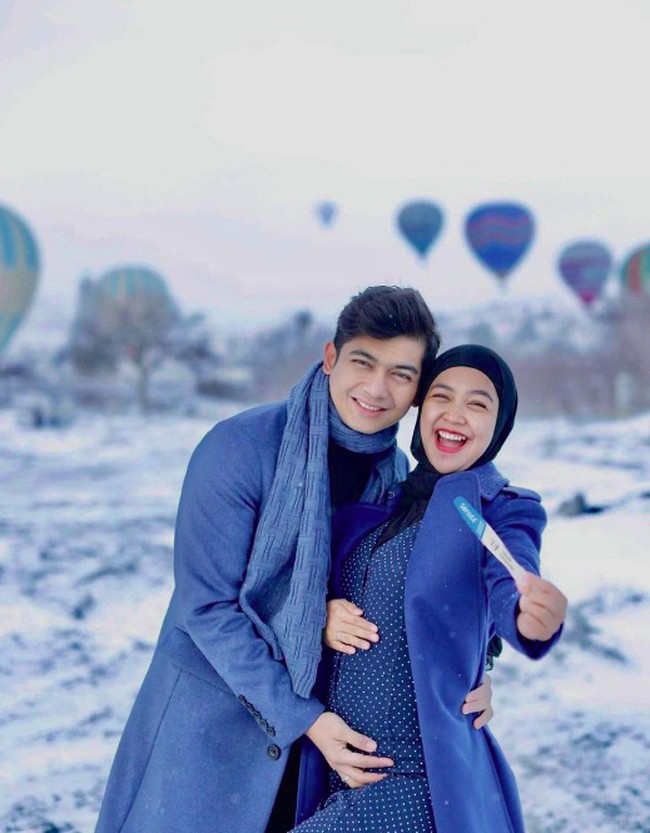 Lewat Instagranya, Ria Ricis mengumumkan kabar kehamilannya. Dia pun akhirnya berani memperlihatkan baby bump-nya. Masih dalam liburan di Turki, Ria Ricis memamerkan alat tes kehamilannya. Foto: dok. Instagram/@riaricis1795