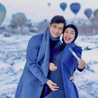 Lewat Instagranya, Ria Ricis mengumumkan kabar kehamilannya. Dia pun akhirnya berani memperlihatkan baby bump-nya. Masih dalam liburan di Turki, Ria Ricis memamerkan alat tes kehamilannya. Foto: dok. Instagram/@riaricis1795