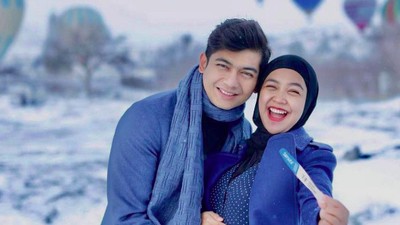 Foto Ria Ricis Sembunyikan Baby Bump, Kini Umumkan Kehamilan