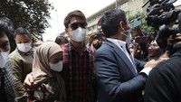 Rizky Billar datang bersama Lesti Kejora dan pengacaranya, Sandy Arifin. Foto: Palevi/detikHOT