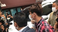 Rizky Billar terlihat tegang saat mendatangi Bareskrim. Foto: Hanif/detikHOT