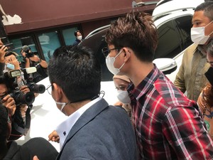 Ditemani Lesti Kejora, Rizky Billar Tegang Datangi Bareskrim