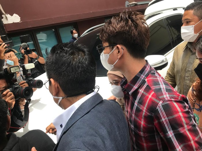 Rizky Billar dan Lesti Kejora datang ke Bareskrim.