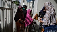 Yayasan sosial ini mencoba membantu warga dengan menyediakan minyak dengan harga lebih murah.  