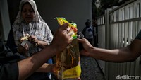 Hanya yang mempunyai kupon yang boleh mendapatkan minyak goreng murah ini.  