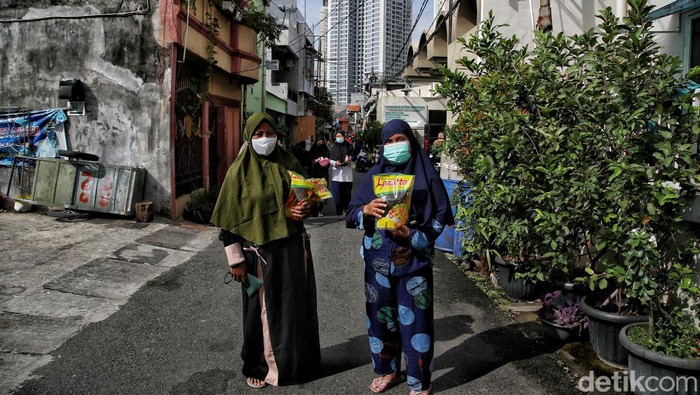 Rumah Yatim Sunter Muara Sediakan Minyak Goreng Murah Sejumlah warga membeli minyak goreng di kawasan Rumah Yatim Sunter Muara,Sunter Agung, Jakarta Utara, Selasa (22/3/2022).